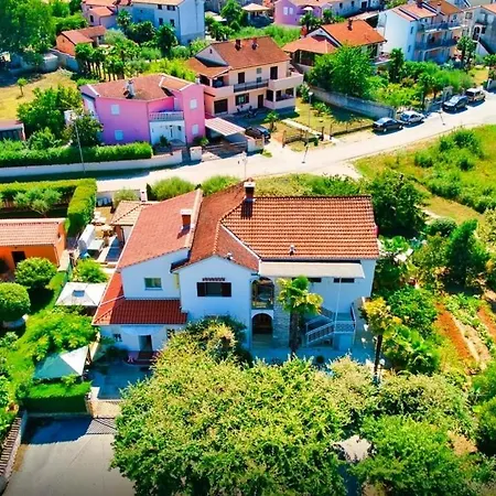 בית נופש Robinson House In Vrvari With Balcony, Air Conditioning, Wifi, Dishwasher 5195-2 *