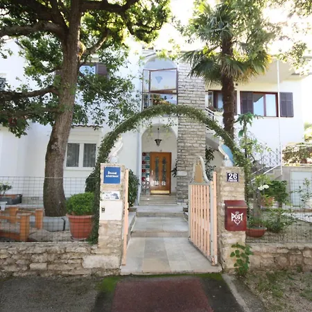 Robinson House In Vrvari With Balcony, Air Conditioning, Wifi, Dishwasher 5195-2 בית נופש פורץ